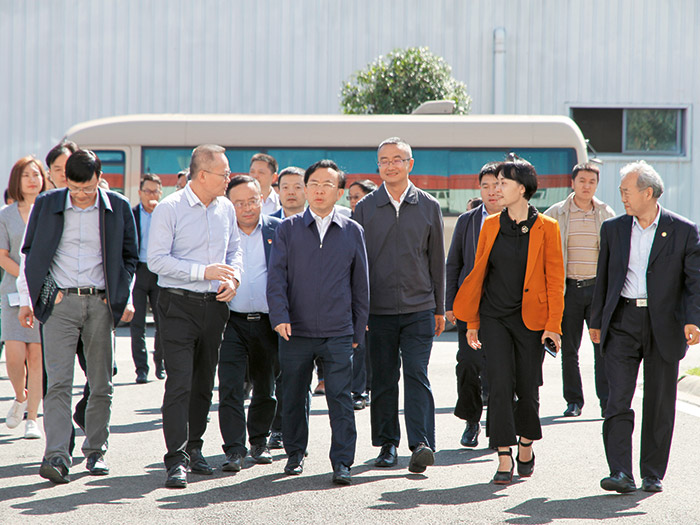  2018年成都市委常委、常務副市長謝瑞武帶隊蒞臨新筑股份，實地調(diào)研內(nèi)嵌式中低速磁浮系統(tǒng)